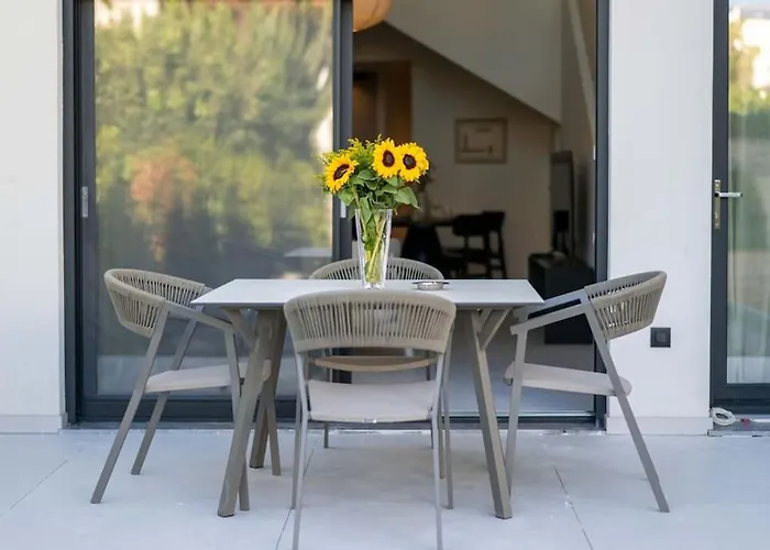 Riverside カラマタ