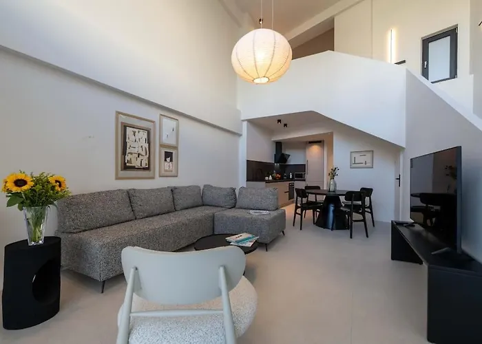 Riverside カラマタ